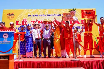 Ban tổ chức trao giải Nhất cho chủ trâu số 3 giành chức vô địch Hội chọi trâu truyền thống Đồ Sơn 2023.