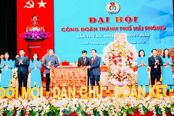 Bí thư Thành ủy Hải Phòng Lê Tiến Châu trao bức trướng của Ban chấp hành Đảng bộ Hải Phòng tặng Liên đoàn Lao động thành phố.