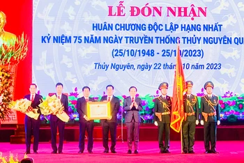 Phó Thủ tướng Chính phủ Trần Lưu Quang trao Huân chương Độc lập hạng Nhất tặng Đảng bộ, chính quyền và nhân dân huyện Thủy Nguyên.