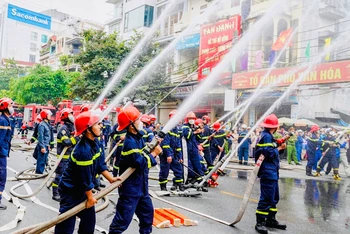 Các lực lượng diễn tập xử lý tình huống giả định cháy chợ An Dương (Hải Phòng).