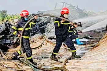 Lực lượng phòng cháy chữa cháy và cứu nạn cứu hộ dập lửa vụ cháy nhà kho xưởng và ngăn cháy lan.