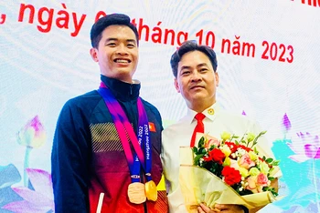 Xạ thủ Phạm Quang Huy (bên trái) được bầu chọn là Vận động viên tiêu biểu của thành phố Hải Phòng năm 2023.