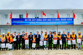 Bí thư Thành ủy Hải Phòng cùng các đồng chí lãnh đạo thành phố Hải Phòng trao quà Tết tặng công nhân lao động trên công trường xây dựng nhà ở công nhân.