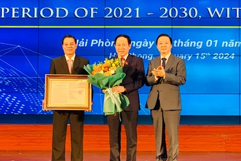 Phó Thủ tướng Trần Hồng Hà chúc mừng và trao cho lãnh đạo thành phố Hải Phòng Quy hoạch Hải Phòng thời kỳ 2021-2030, tầm nhìn đến năm 2050.