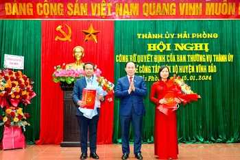 Đồng chí Lê Tiến Châu, Ủy viên Trung ương Đảng, Bí thư Thành ủy Hải Phòng trao Quyết định điều động đồng chí Nguyễn Hoàng Long và đồng chí Phạm Tuyên Dương.