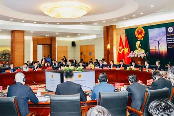 Các đại biểu tham dự hội thảo “Đạt mục tiêu Net-Zero: Hoa Kỳ-Việt Nam, giảm phát thải carbon trong sản xuất công nghiệp tại thành phố Hải Phòng”.