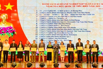 Lãnh đạo thành phố Hải Phòng trao Bằng khen tặng các doanh nghiệp tiêu biểu.