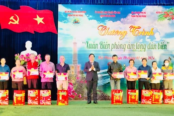 Phó Chủ tịch Ủy ban nhân dân thành phố Hải Phòng Nguyễn Đức Thọ trao quà tặng các gia đình chính sách, gia đình có hoàn cảnh khó khăn tại chương trình "Xuân Biên phòng - Ấm lòng dân biển".