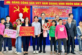 Đại diện lãnh đạo Đoàn Đại biểu Quốc hội thành phố Hải Phòng và Tập đoàn Dầu khí Việt Nam trao quà Tết tặng các cháu Làng Nuôi dạy trẻ mồ côi Hoa Phượng.