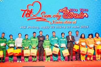 Phó Thủ tướng Trần Lưu Quang trao quà Tết tặng gia đình chính sách, công nhân lao động thành phố Hải Phòng.