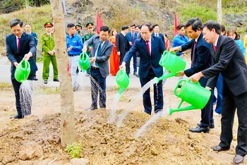 Các đồng chí lãnh đạo thành phố Hải Phòng tham gia trồng cây tại huyện An Lão. (Ảnh: Cổng TTĐT Hải Phòng)