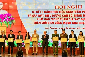 Ủy viên Trung ương Đảng, Bí thư Thành ủy Hải Phòng Lê Tiến Châu trao Bằng khen tặng các tập thể tiêu biểu trong xây dựng biên giới biển vững mạnh.