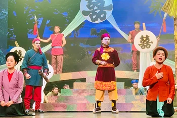 Danh tướng Vũ Chí Thắng (áo xanh bên trái) trong vở diễn "Hào kiệt với giang sơn".
