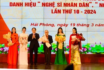 Ủy viên Trung ương Đảng, Bí thư Thành ủy Hải Phòng Lê Tiến Châu tặng hoa, chúc mừng các nghệ sĩ vừa được phong tặng danh hiệu cao quý.