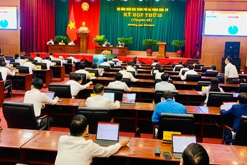 Các đại biểu Hội đồng nhân dân thành phố Hải Phòng khóa 16 biểu quyết thông qua Đồ án quy hoạch chung đô thị mới Thủy Nguyên.