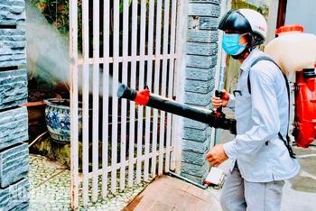 Phun thuốc diệt muỗi tại các khu dân cư là biện pháp quan trọng để phòng bệnh sốt xuất huyết Dengue.