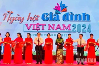 Lãnh đạo Bộ Văn hóa, Thể thao và Du lịch cùng lãnh đạo thành phố Hải Phòng cắt băng khai mạc Ngày hội Gia đình Việt Nam 2024.