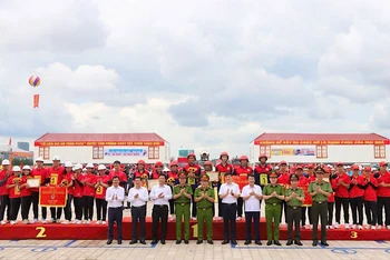 Ban tổ chức trao giải thưởng tặng các đơn vị đoạt giải Hội thi nghiệp vụ chữa cháy và cứu nạn, cứu hộ "Tổ liên gia an toàn phòng cháy, chữa cháy" toàn quốc năm 2024.