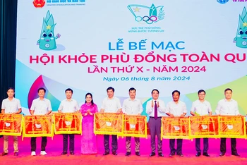 Lãnh đạo Bộ Giáo dục và Đào tạo cùng thành phố Hải Phòng trao cờ tặng 10 đơn vị có thành tích xuất sắc trong Hội khỏe Phù Đổng toàn quốc lần thứ 10.