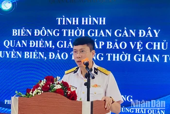 Lãnh đạo Phòng Tuyên huấn (Cục Chính trị, Bộ Tư lệnh Hải quân) thông tin về tình hình biển, đảo và công tác bảo vệ chủ quyền biển, đảo.