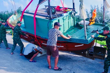 Đồn Biên phòng Bạch Long Vĩ huy động lực lượng giúp ngư dân đưa các phương tiện nhỏ lên bờ an toàn tránh bão số 3.