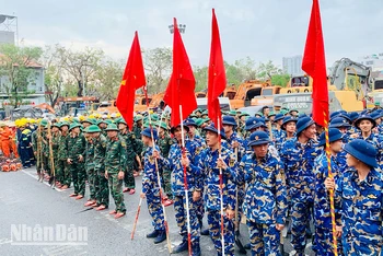 Các lực lượng vũ trang cùng đội ngũ kỹ thuật tình nguyện các địa phương triển khai hỗ trợ thành phố Hải Phòng khắc phục thiệt hại bão số 3.