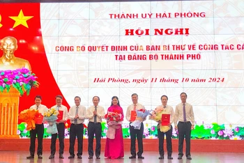 Lãnh đạo Thành ủy Hải Phòng trao Quyết định của Ban Bí thư Trung ương Đảng và chúc mừng các đồng chí Ủy viên Thành ủy Hải Phòng mới được chỉ định.