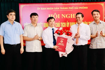 Lãnh đạo thành phố Hải Phòng trao Quyết định và chúc mừng tân Giám đốc Sở Tài nguyên và Môi trường Hải Phòng.