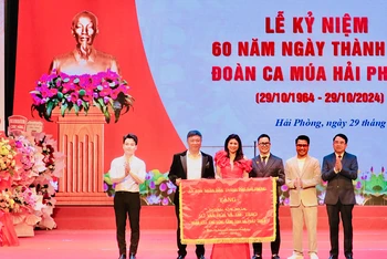 Lãnh đạo thành phố Hải Phòng trao bức trướng tặng tập thể cán bộ, diễn viên Đoàn Ca múa Hải Phòng nhân kỷ niệm 60 năm Ngày thành lập.