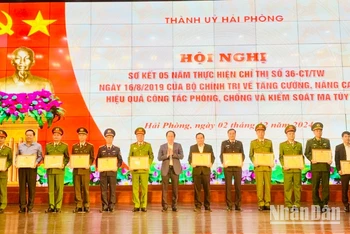 Bí thư Thành ủy Hải Phòng trao Bằng khen tặng các tập thể có thành tích xuất sắc trong công tác phòng, chống ma túy.