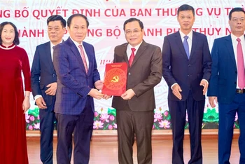 Bí thư Thành ủy Hải Phòng Lê Tiến Châu trao Quyết định thành lập Đảng bộ thành phố Thủy Nguyên.