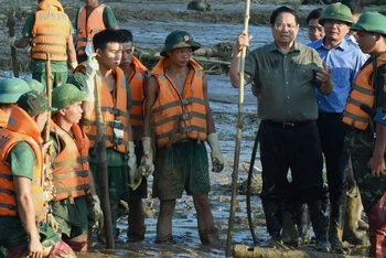 Thủ tướng Phạm Minh Chính chỉ đạo công tác tìm kiếm nạn mất tích do sạt lở đất tại Làng Nủ, xã Phúc Khánh, huyện Bảo Yên.