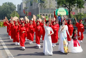 Đoàn phụ nữ quận Đống Đa diễu hành áo dài qua khu vực Lăng Chủ tịch Hồ Chí Minh.