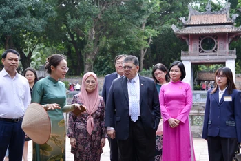 Chủ tịch Hạ viện Malaysia Tan Sri Dato’ Johari Bin Abdul và Phu nhân cùng Đoàn thăm Di tích quốc gia đặc biệt Văn Miếu-Quốc Tử Giám.