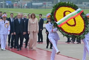 Tổng thống Bulgaria Rumen Radev và Phu nhân cùng các thành viên trong đoàn đến đặt hoa và vào Lăng viếng Chủ tịch Hồ Chí Minh. 