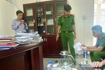 Công an tỉnh Đắk Nông tiến hành khám xét nơi làm việc của Hồ Sỹ Điệp tại Ban Quản lý các dự án đầu tư xây dựng tỉnh Đắk Nông.