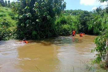 Quá trình lực lượng cứu hộ tìm kiếm thi thể nạn nhân Phạm Văn Tân, thường trú tại thôn Quảng Tiến, xã Quảng Sơn, huyện Đắk Glong, tỉnh Đắk Nông. 