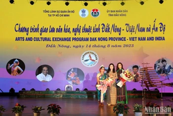 Phó Chủ tịch Ủy ban nhân dân tỉnh Đắk Nông Tôn Thị Ngọc Hạnh tặng hoa đại diện hai đoàn nghệ thuật biểu diễn tại chương trình. 