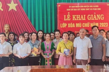 Khai giảng 21 lớp xóa mù chữ cho 530 học viên là người dân tộc thiểu số huyện Đắk Glong, tỉnh Đắk Nông.