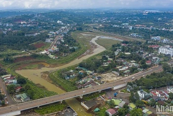 Khu vực Hồ Hạ tại trung tâm thành phố Gia Nghĩa, tỉnh Đắk Nông sau khi Trung tâm Phát triển quỹ đất phối hợp chính quyền địa phương, cơ quan chức năng liên quan bồi thường, thu hồi đất đã được xây dựng bài bản, hiện đại.