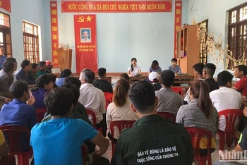 Khu bảo tồn thiên nhiên Nam Nung tổ chức chi trả tiền nhận khoán bảo vệ rừng cho người dân vùng đệm huyện Krông Nô, tỉnh Đắk Nông.