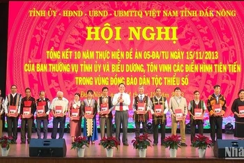 Bí thư Tỉnh ủy Đắk Nông Ngô Thanh Danh tặng quà cho các cá nhân tiêu biểu ở vùng đồng bào dân tộc thiểu số.