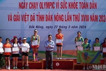 Ban tổ chức đã trao 7 bộ huy chương cho các cá nhân đạt thành tích cao trong Ngày chạy Olympic và Giải Việt dã tỉnh Đắk Nông lần thứ XVIII.