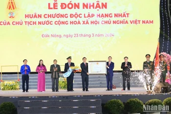 Thay mặt lãnh đạo Đảng, Nhà nước, Chủ tịch Quốc hội Vương Đình Huệ đã trao Huân chương Độc lập hạng Nhất cho Đảng bộ, chính quyền và nhân dân tỉnh Đắk Nông.