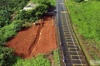 Một trong số các điểm san lấp mặt bằng trái phép trên đường Hồ Chí Minh đoạn qua xã Quảng Tín, huyện Đắk R'lấp, tỉnh Đắk Nông bị sụt lún, sạt trượt.