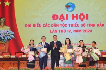 Tặng Bằng khen của Bộ trưởng, Chủ nhiệm Ủy ban Dân tộc cho các tập thể và cá nhân đạt thành tích xuất sắc.