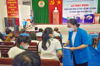Phó Chủ tịch Ủy ban nhân dân tỉnh Vĩnh Long Nguyễn Thị Quyên Thanh trao quà cho đoàn viên công đoàn bị tai nạn lao động. 