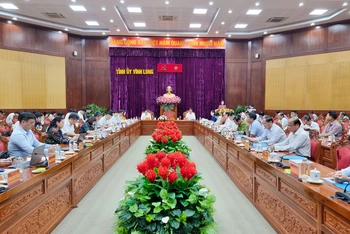 Đoàn công tác của Chính phủ do đồng chí Nguyễn Thị Hồng, Ủy viên Trung ương Đảng, Thống đốc Ngân hàng Nhà nước Việt Nam làm trưởng đoàn làm việc tại Vĩnh Long. 
