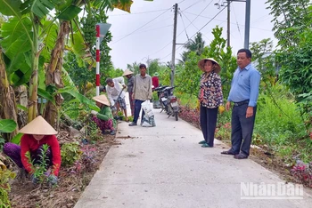 Những cô chú ấp Mỹ Phú tham gia trồng hoa trên tuyến đường giao thông nông thôn ở địa phương. 