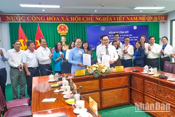 Lễ ký kết hợp tác đào tạo giữa Ủy ban nhân dân tỉnh Vĩnh Long với Trường đại học Y Dược Cần Thơ, chiều 16/6. 